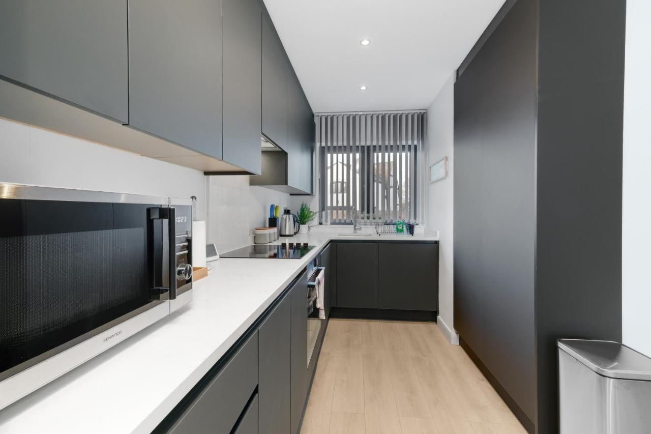 Modern 4 Bedroom House With Parking In Farnham Royal, Slough By 360Stays Exterior foto