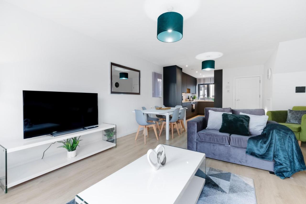 Modern 4 Bedroom House With Parking In Farnham Royal, Slough By 360Stays Exterior foto
