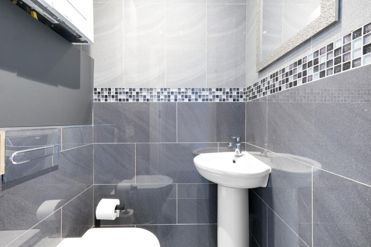 Modern 4 Bedroom House With Parking In Farnham Royal, Slough By 360Stays Exterior foto
