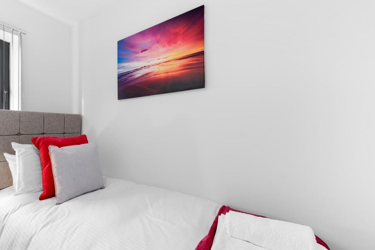 Modern 4 Bedroom House With Parking In Farnham Royal, Slough By 360Stays Exterior foto