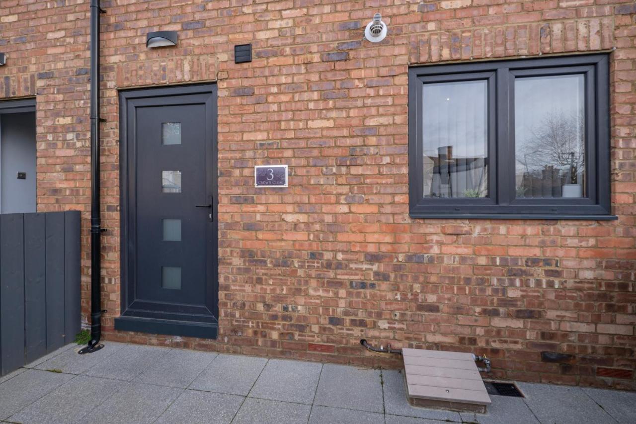 Modern 4 Bedroom House With Parking In Farnham Royal, Slough By 360Stays Exterior foto